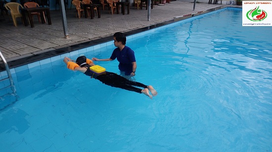 Hình ảnh học bơi 1 kèm 1 - Giáo viên đang hướng dẫn học viên tập luyện